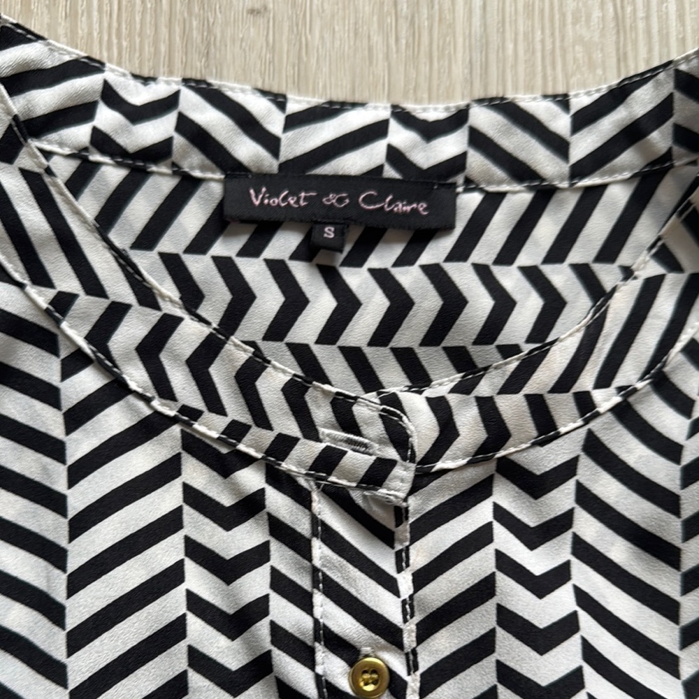 Black and White Chevron Sleeveless Top - Picture 2 of 2